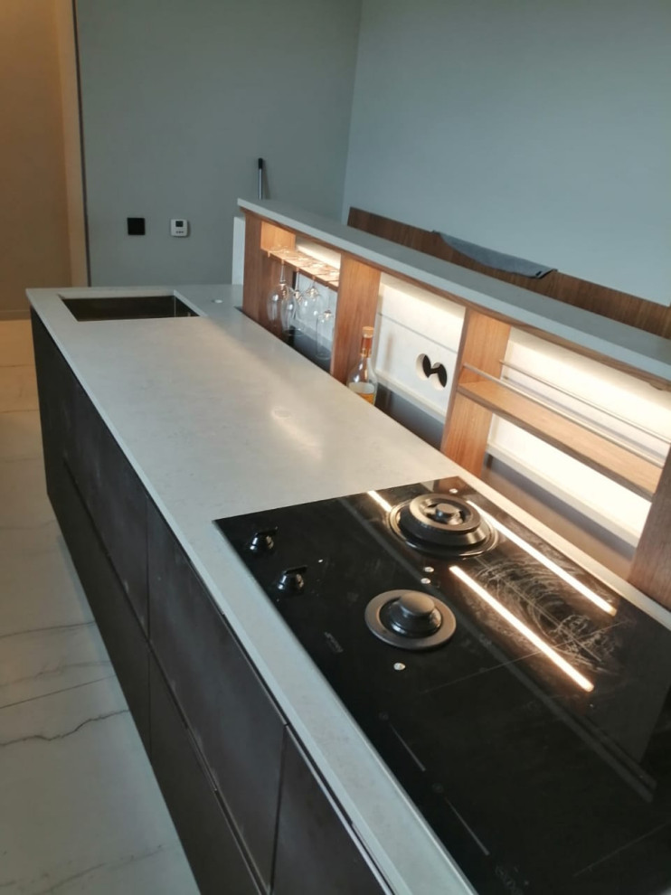 Столешница, остров с барной стойкой из агломерата