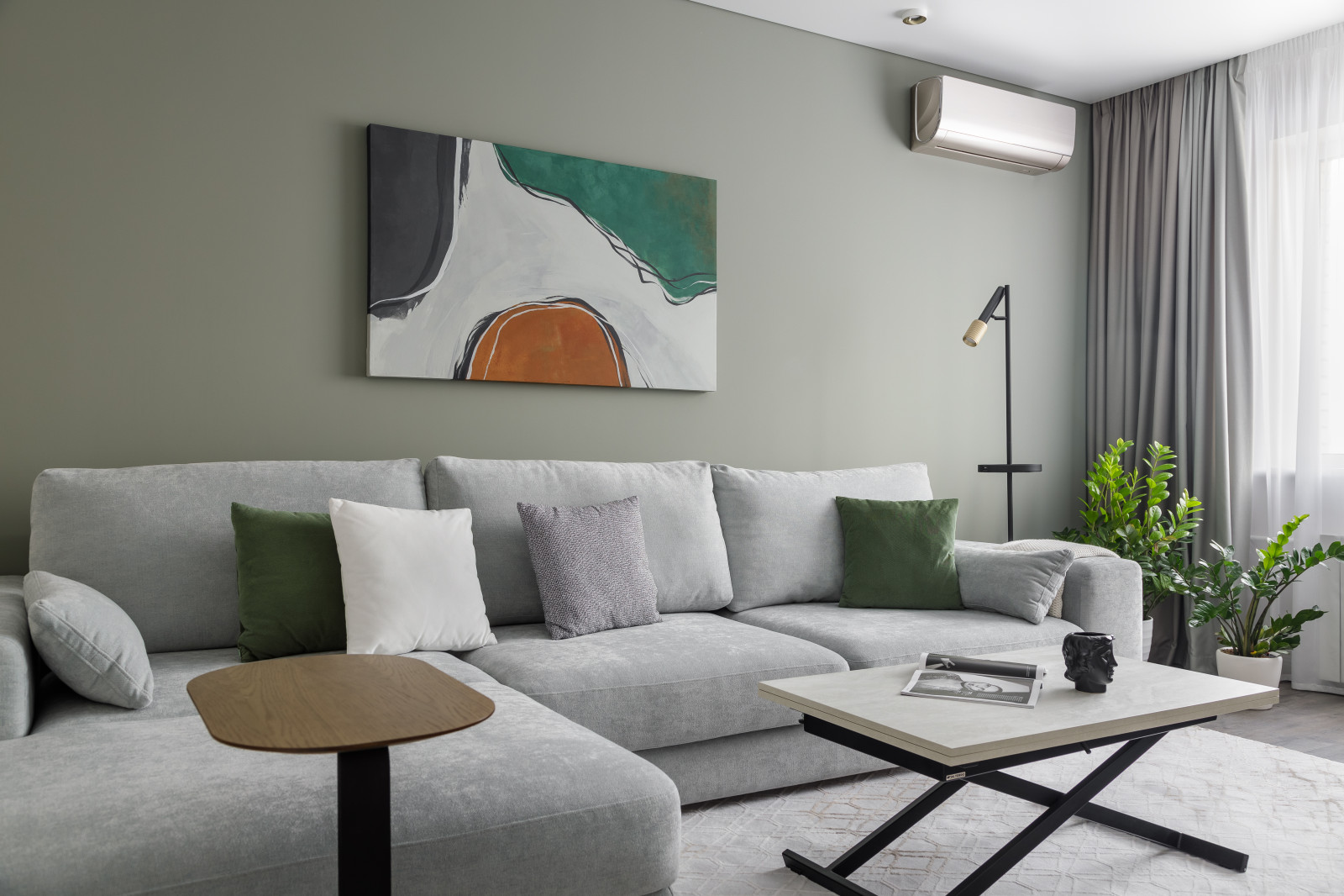 Интерьер квартиры в Приморском районе Санкт-Петербурга с видом на Лахта Центр