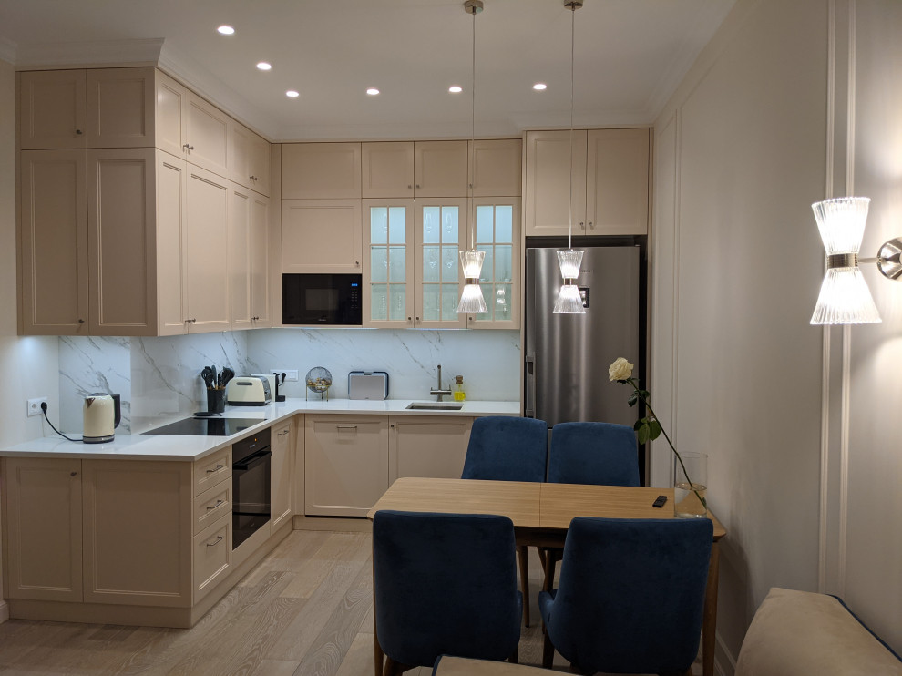 Маленькая белая кухня в неоклассическом стиле