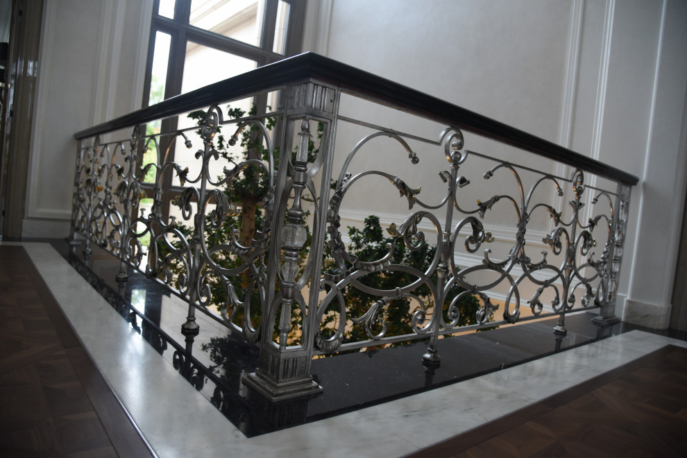 Центральная лестница в доме