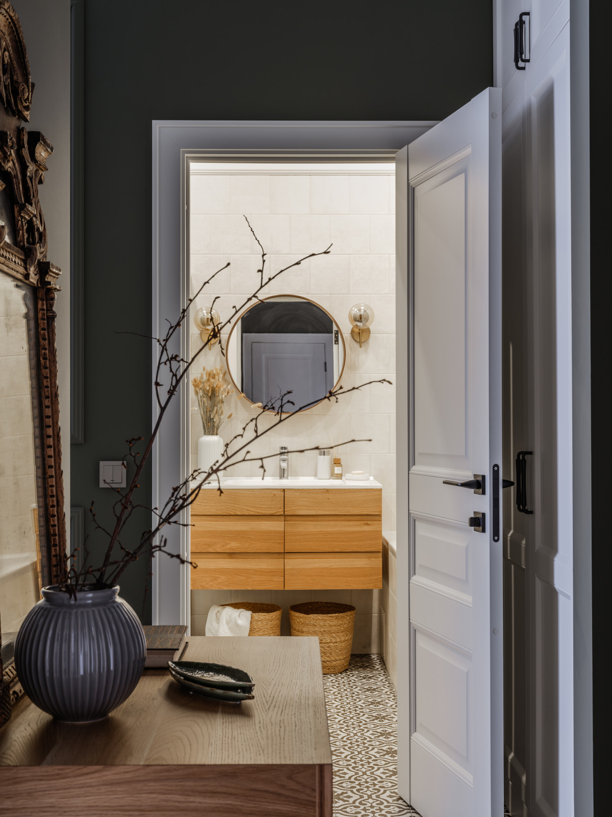 Вид на ванную комнату из прихожей