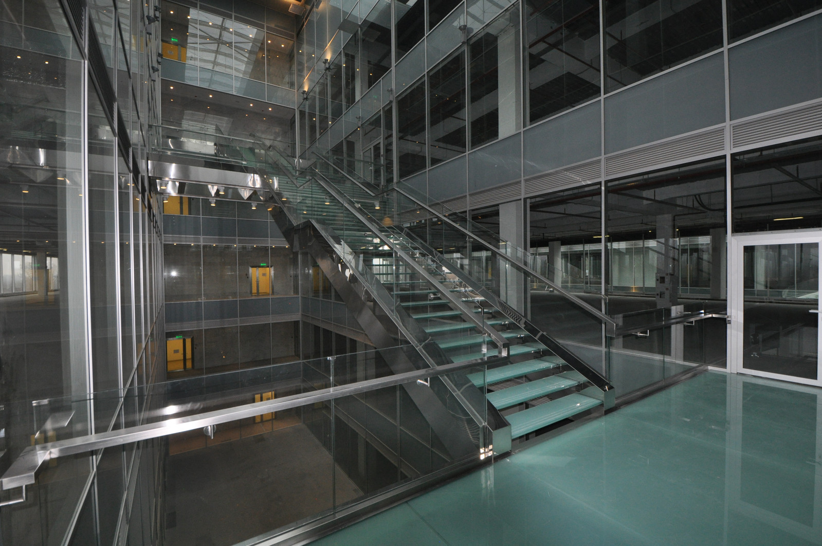 ЛЕСТНИЦА МЕДЦЕНТРА В КРЫЛАТСКОМ