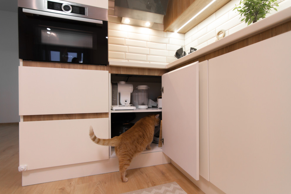 СВЕТЛАЯ КУХНЯ В СОВРЕМЕННОМ СТИЛЕ