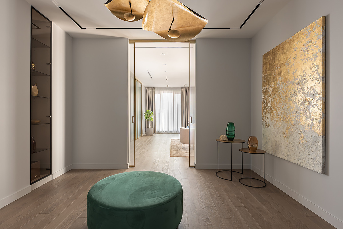 Современный интерьер с яркими акцентами в доме на набережной Невы