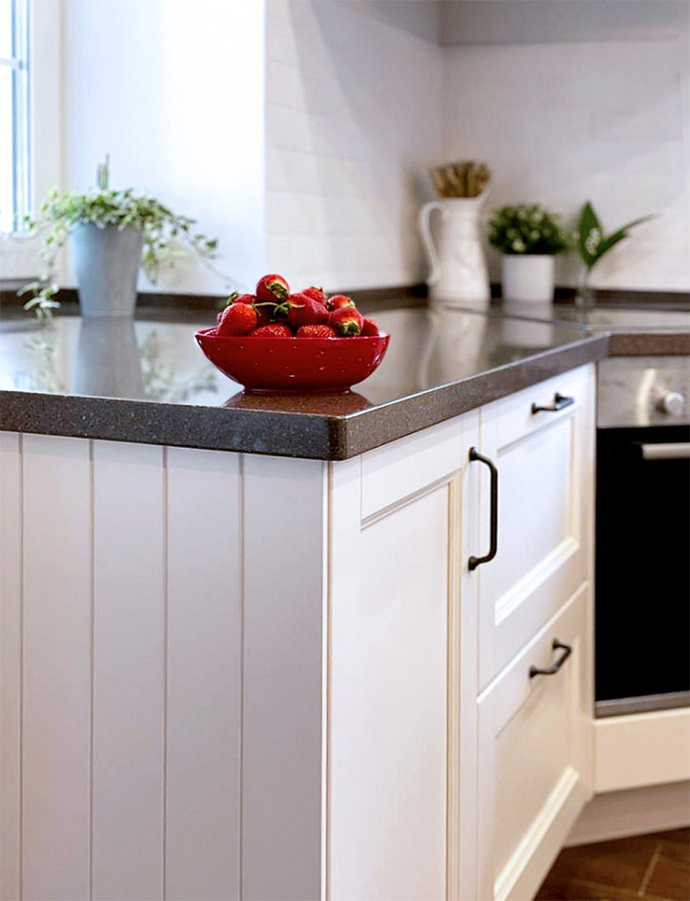 Белая просторная кухня в скандинавском стиле