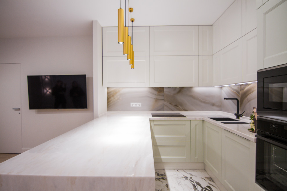 Минималистичная белая кухня с барной стойкой