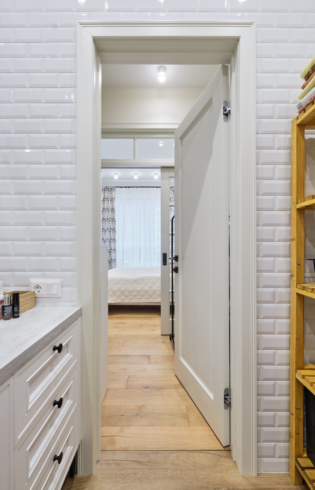 Кантри Г-2 Ral 9010 в квартире современного стиля