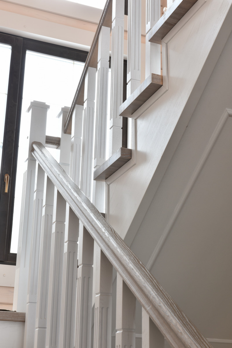 Лестница в доме из клееного бруса