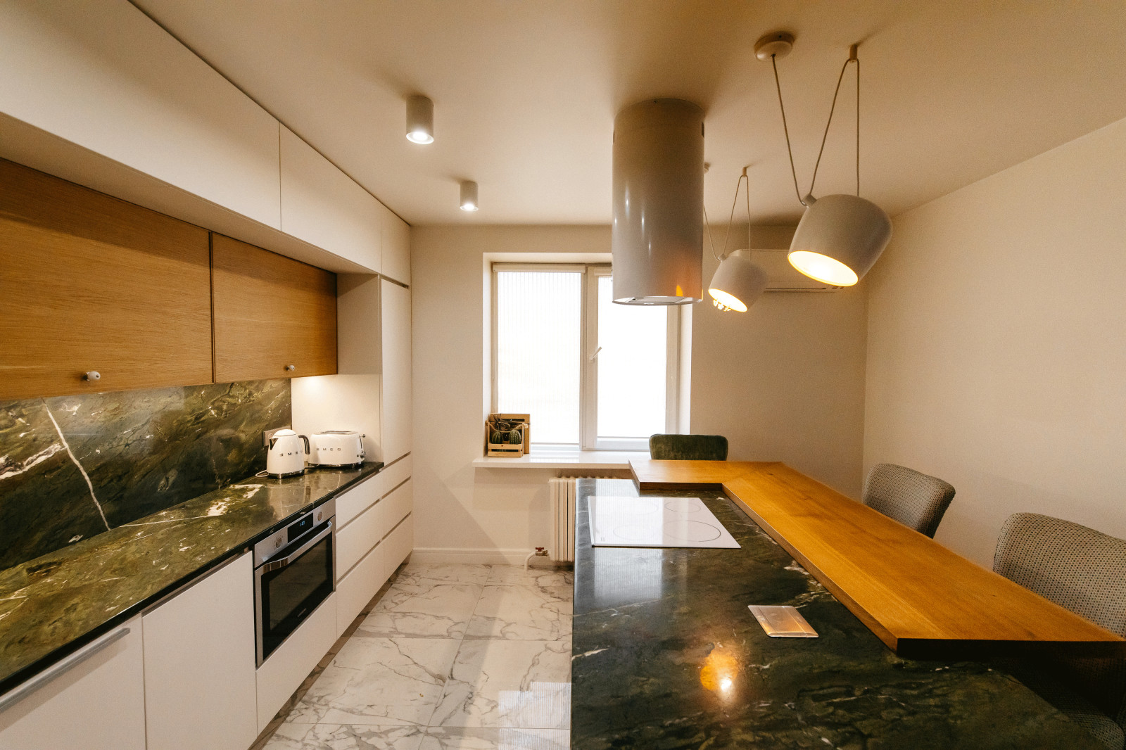 Напольная плитка из керамогранита, индукционная варочная панель, угольная вытяжк