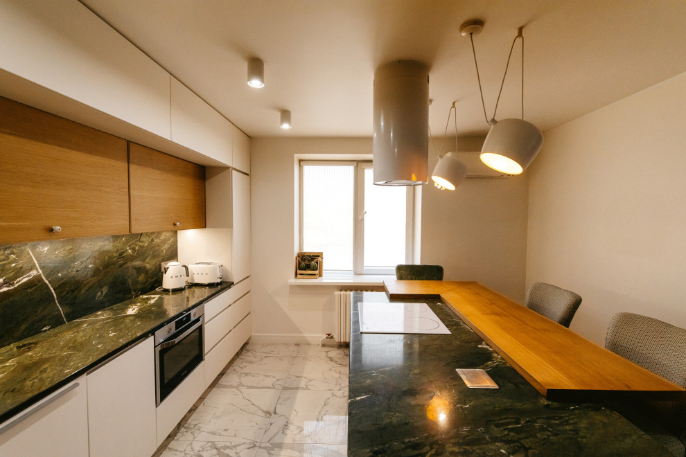 Напольная плитка из керамогранита, индукционная варочная панель, угольная вытяжк