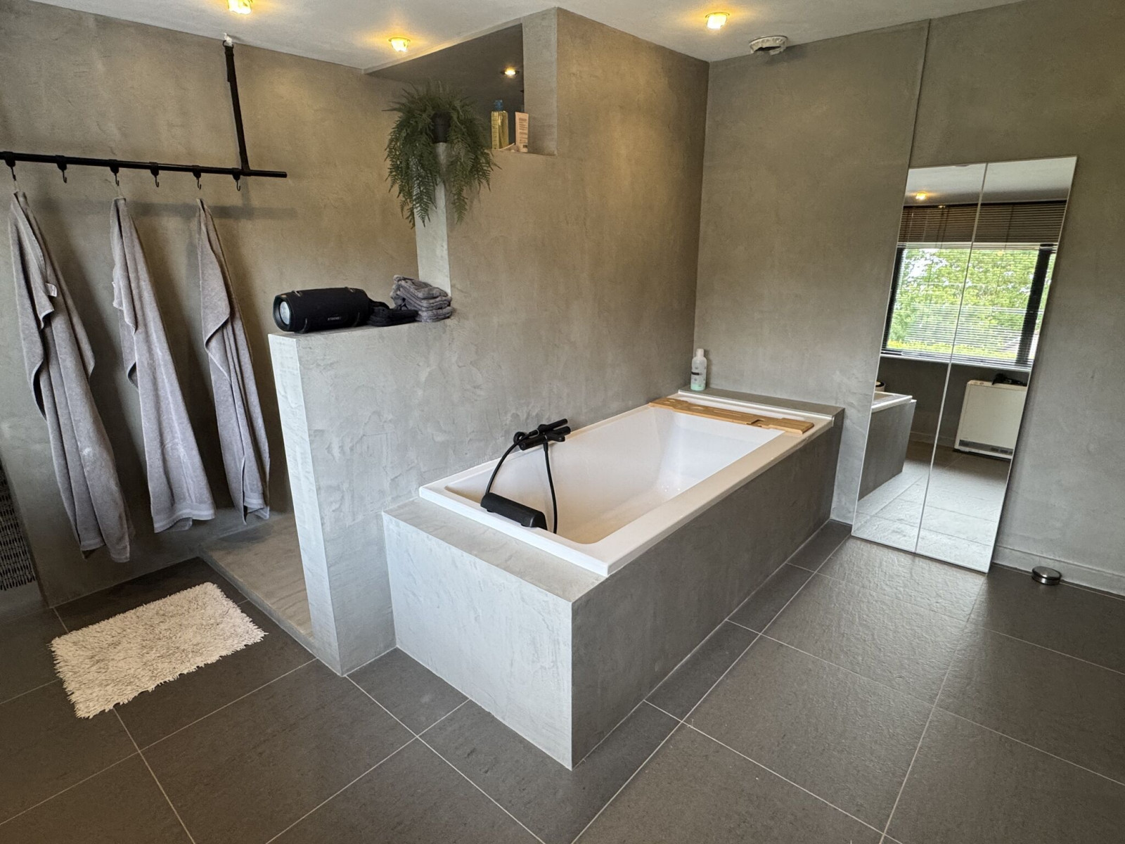 Современное решение для ванной: декоративная штукатурка под микроцемент