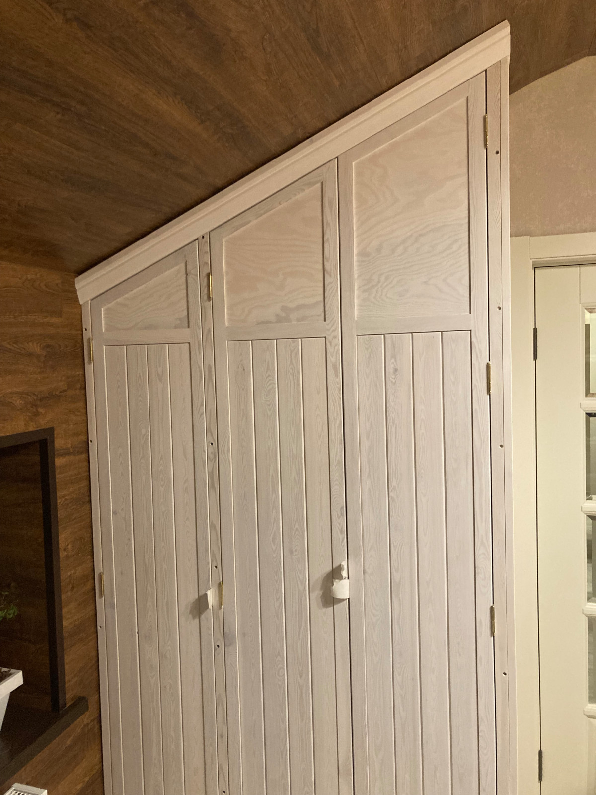 Шкаф под крышу.