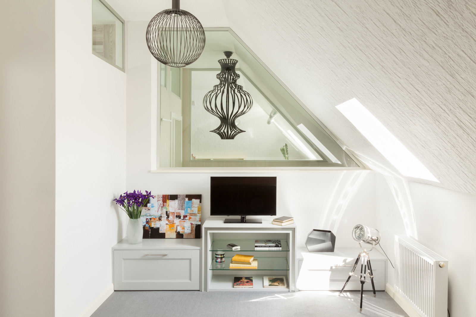 Дом с барельефами и витражами