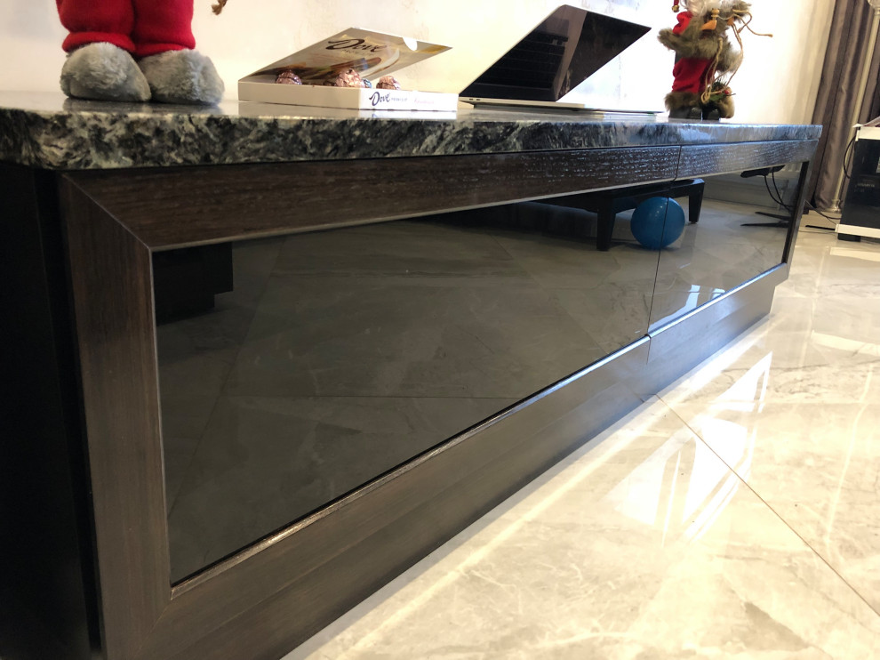 Чёрный орех и камень.