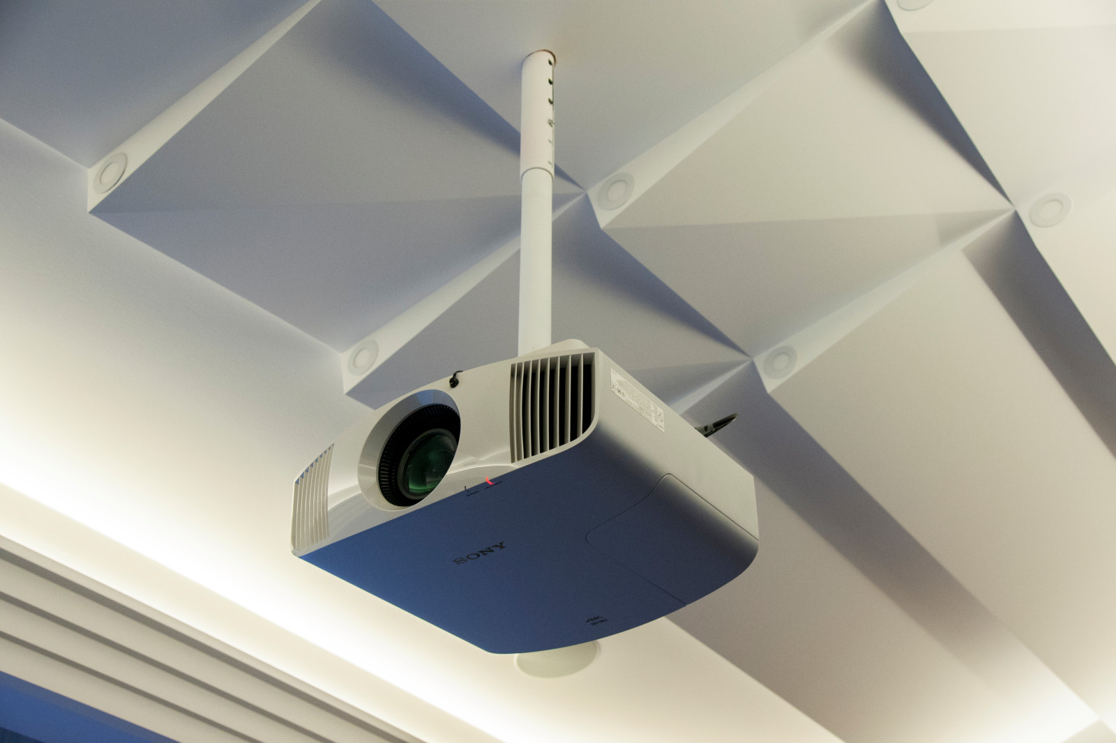 Обложка проекта: Кинотеатр и 19 зон звука в загородном доме