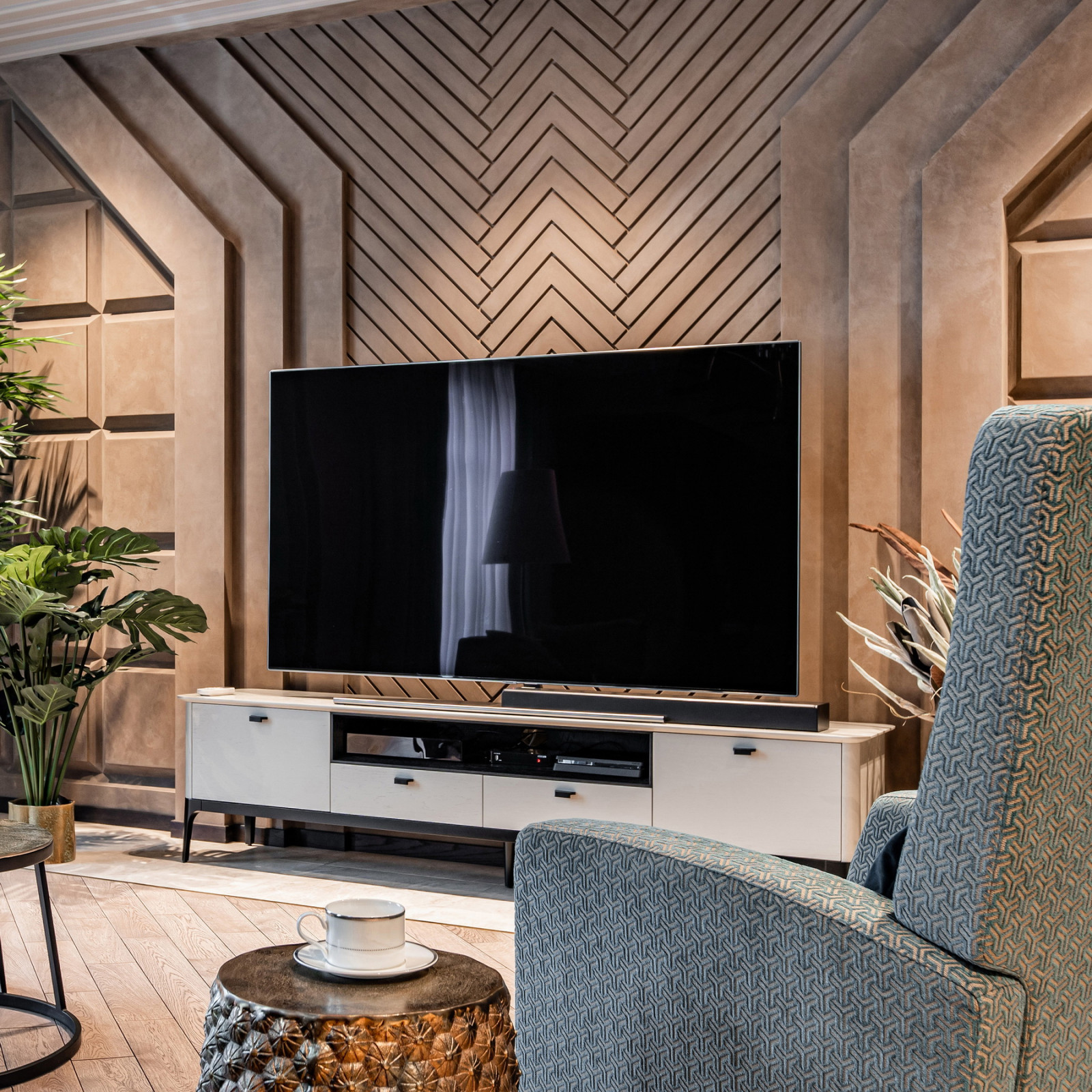 Коллекция мебели PLAY, диван VOGUE и кресло TAYLOR в гостинной жилой квартиры