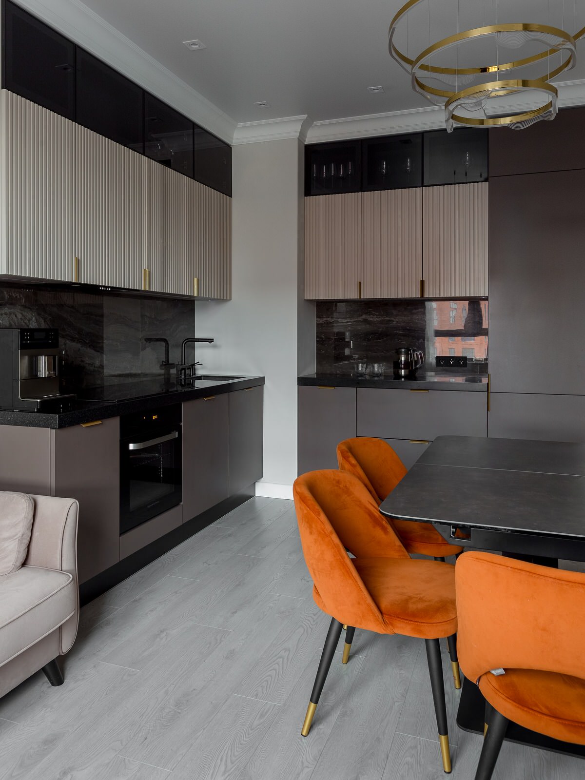 Современная кухня с угловой планировкой