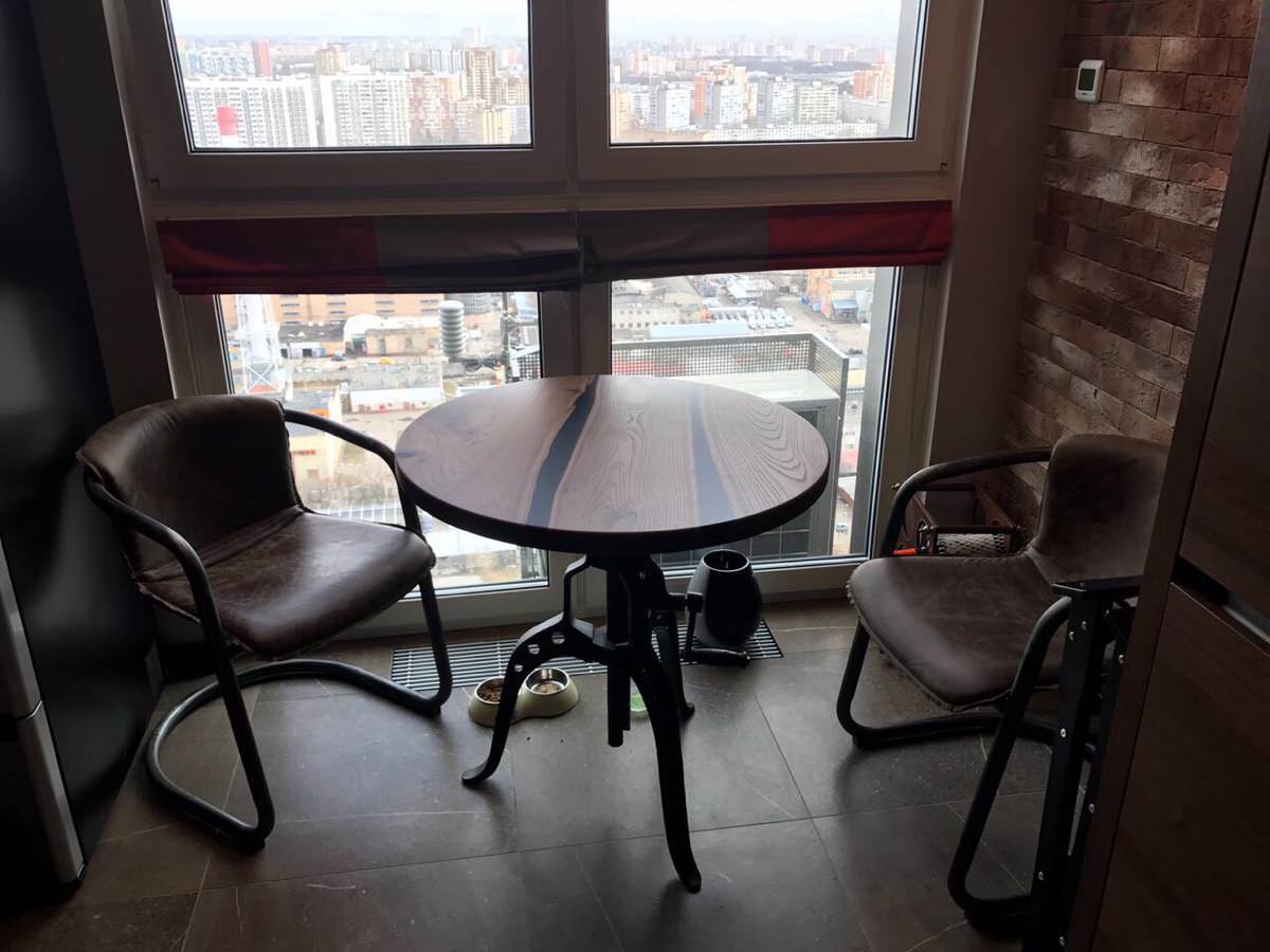 Круглый стол из карагача с речкой