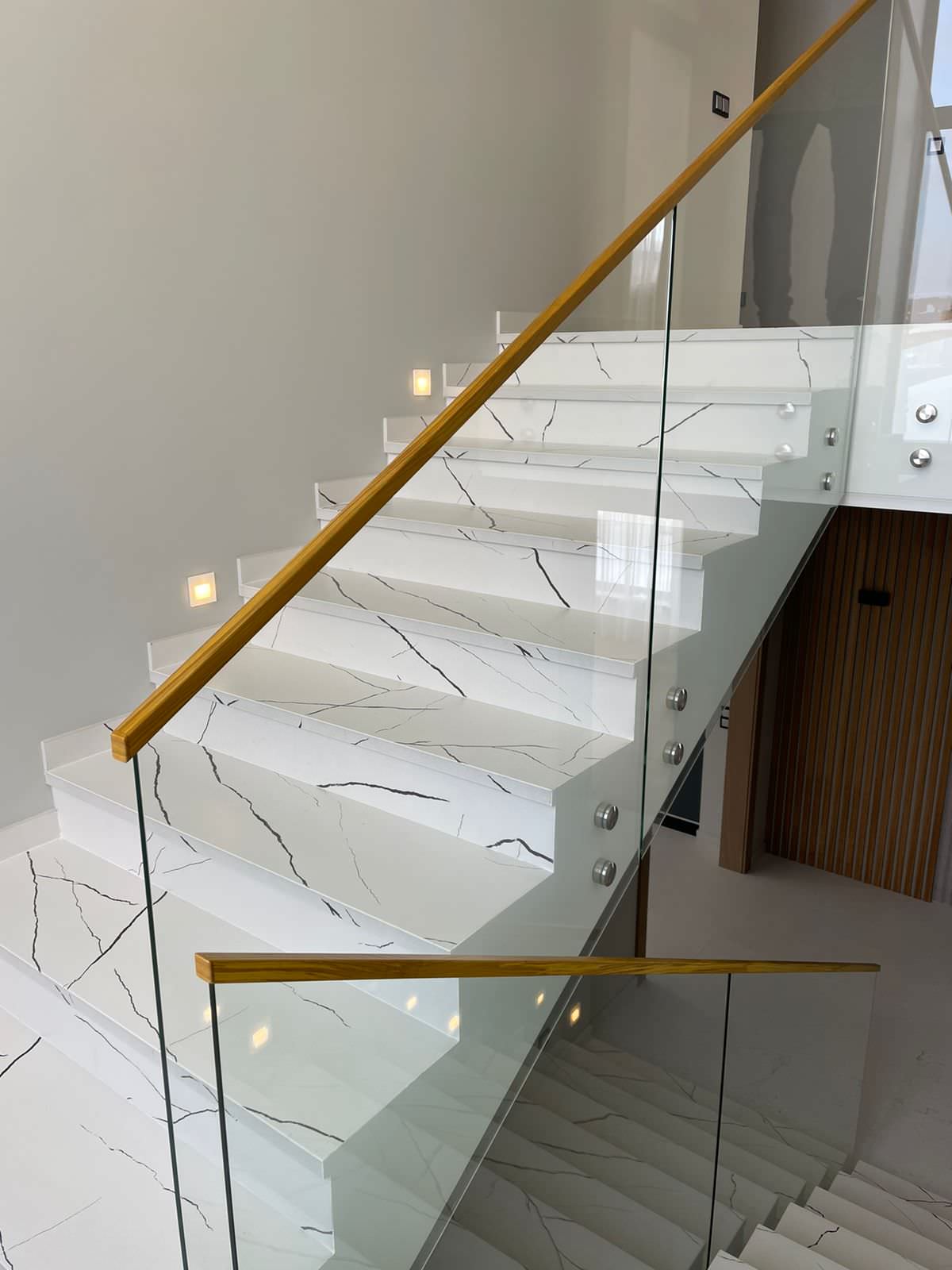 Стеклянные ограждения бетонной лестницы (Монтевиль)