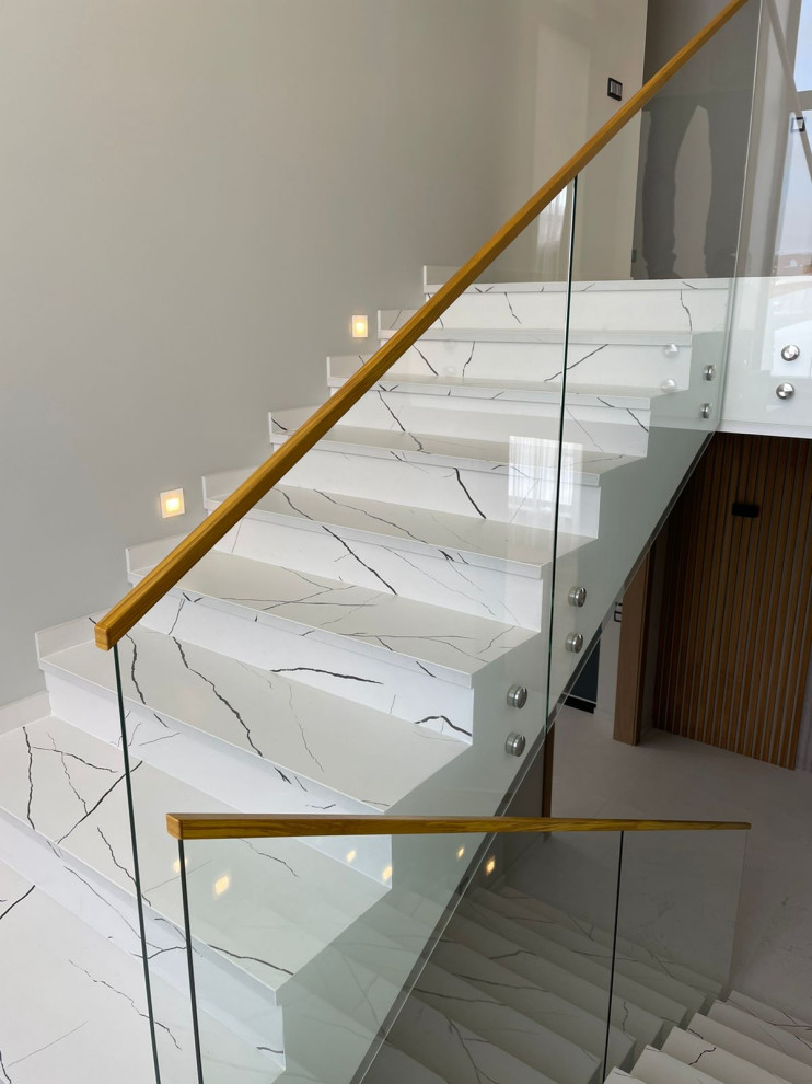 Стеклянные ограждения бетонной лестницы (Монтевиль)