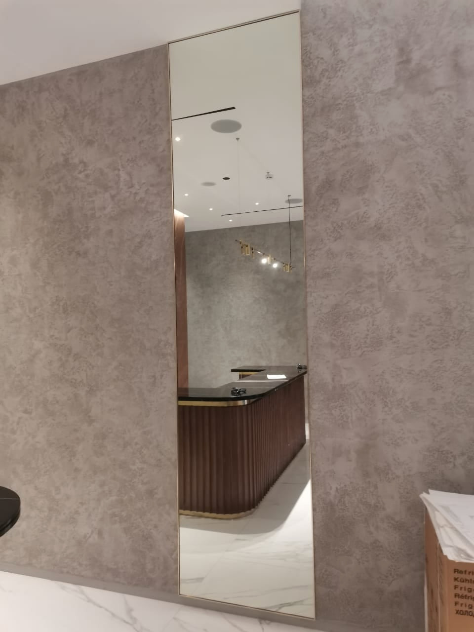 Зеркало в декоративной рамке