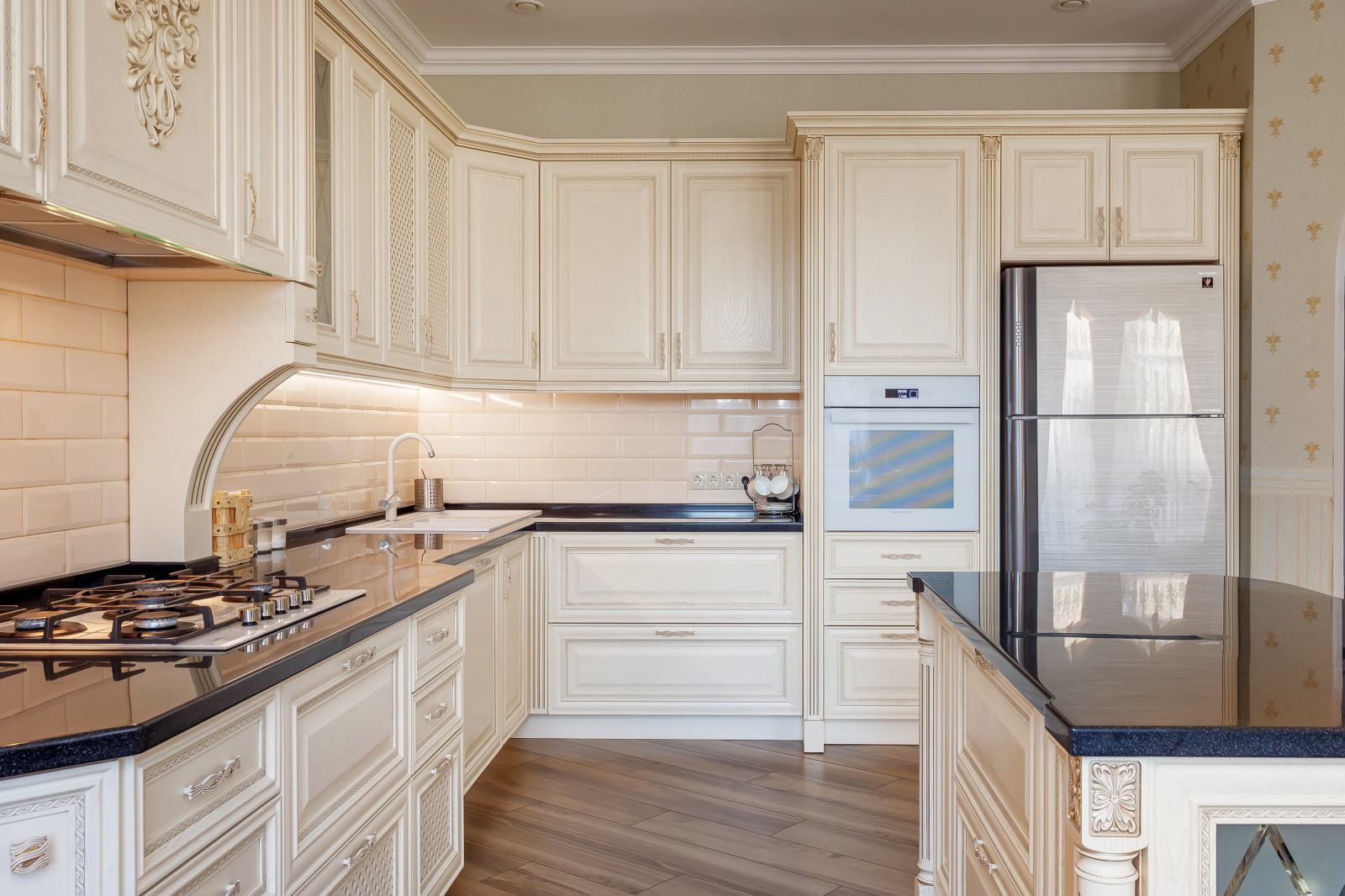 Кухня с порталом в частный дом г. Краснодар и массива ясеня