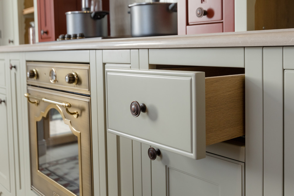 Классическая кухня в американском стиле с яркими акцентами