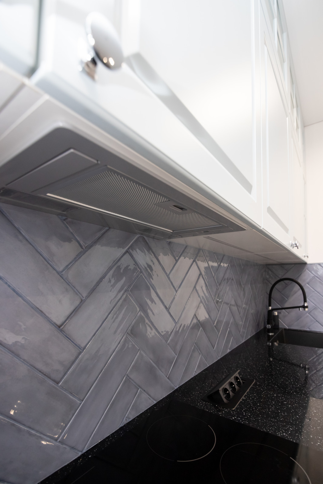 Кухня в серо-голубом цвете с барной стойкой