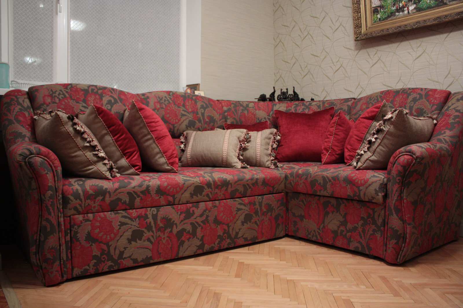 Переобивка диванов, декор окон