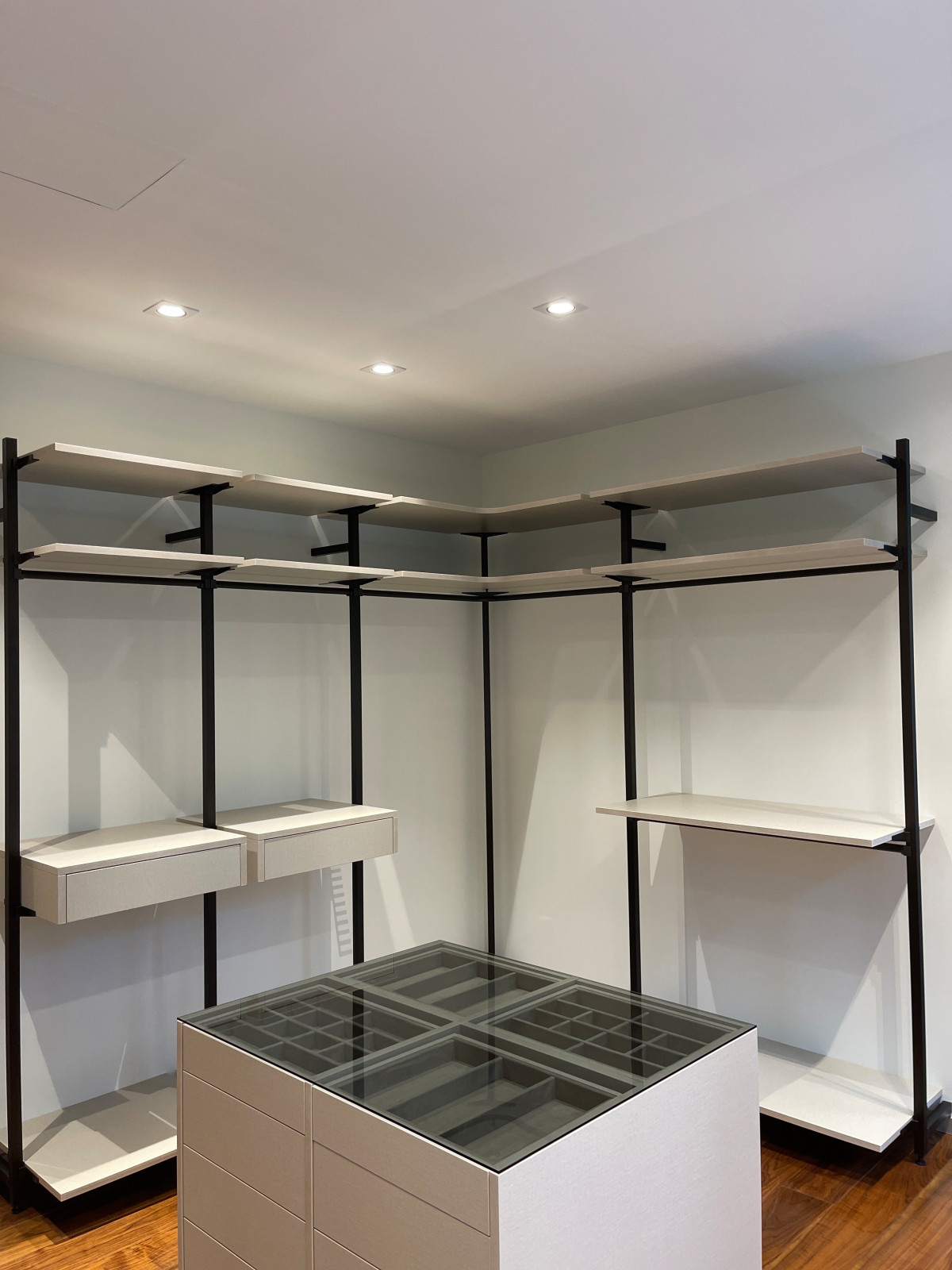 Распашной шкаф с системой RPE raumplus и Гардеробная система UNO raumplus