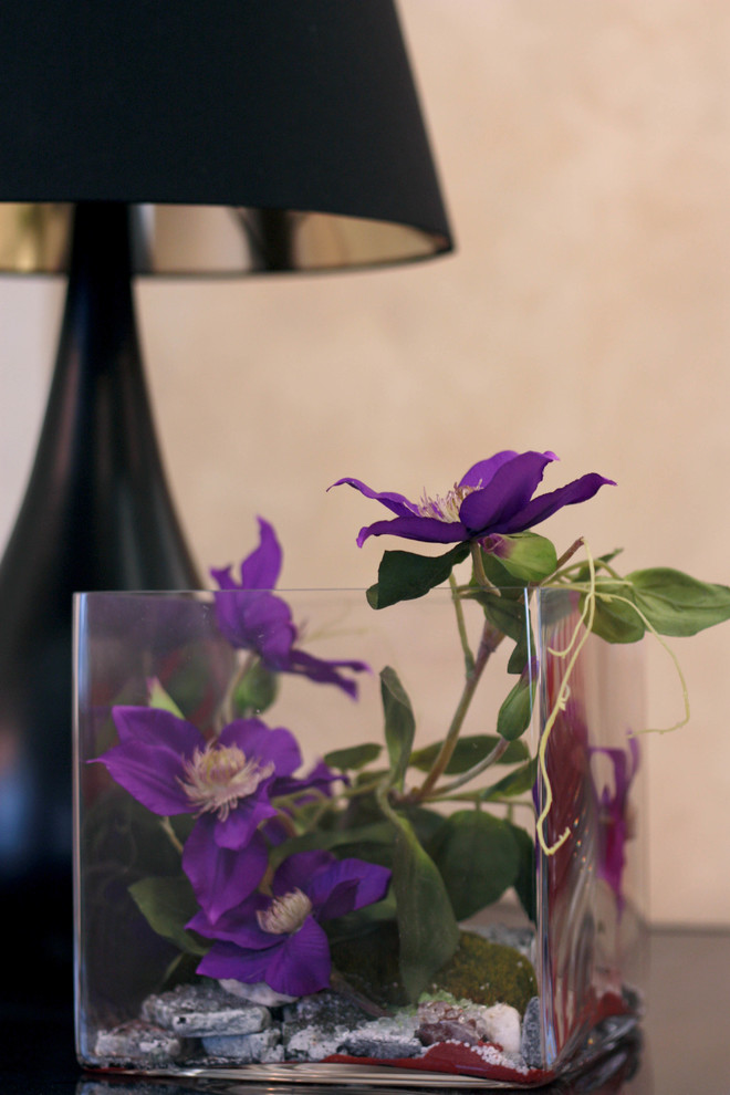 Композиция с клематисом в стеклянном кубе