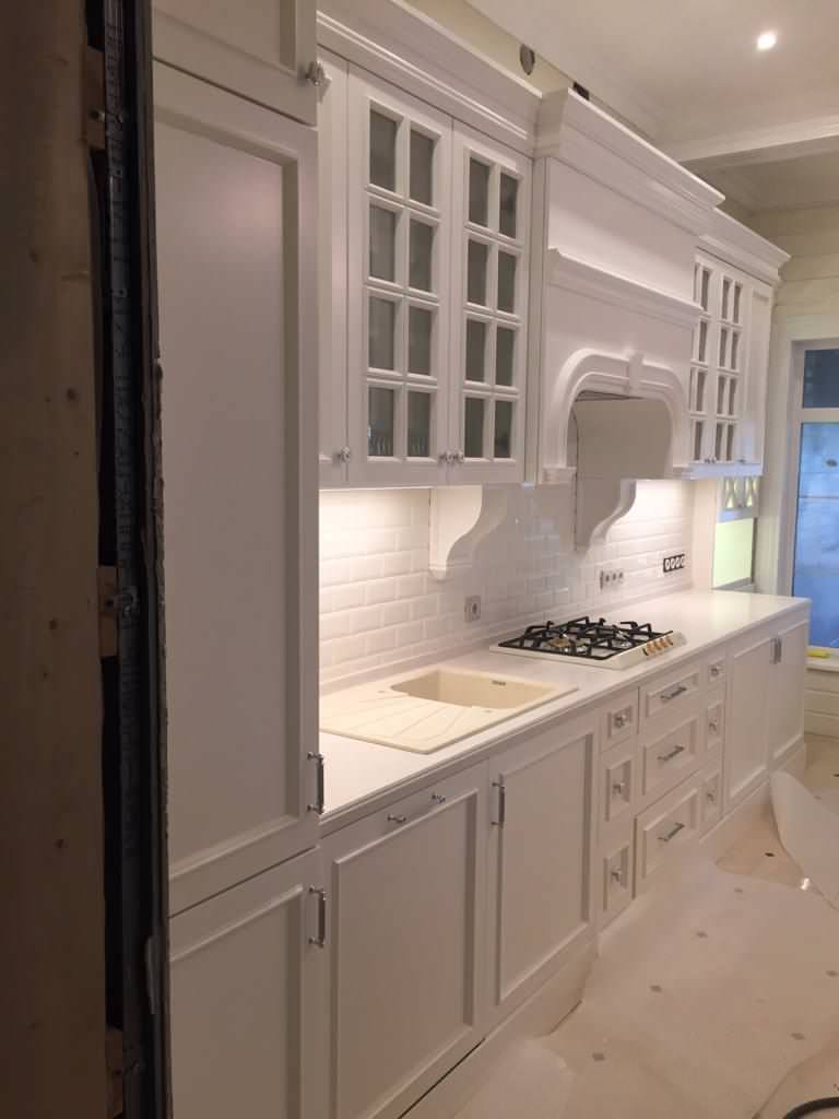 Кухня в белом цвете в загородном коттедже