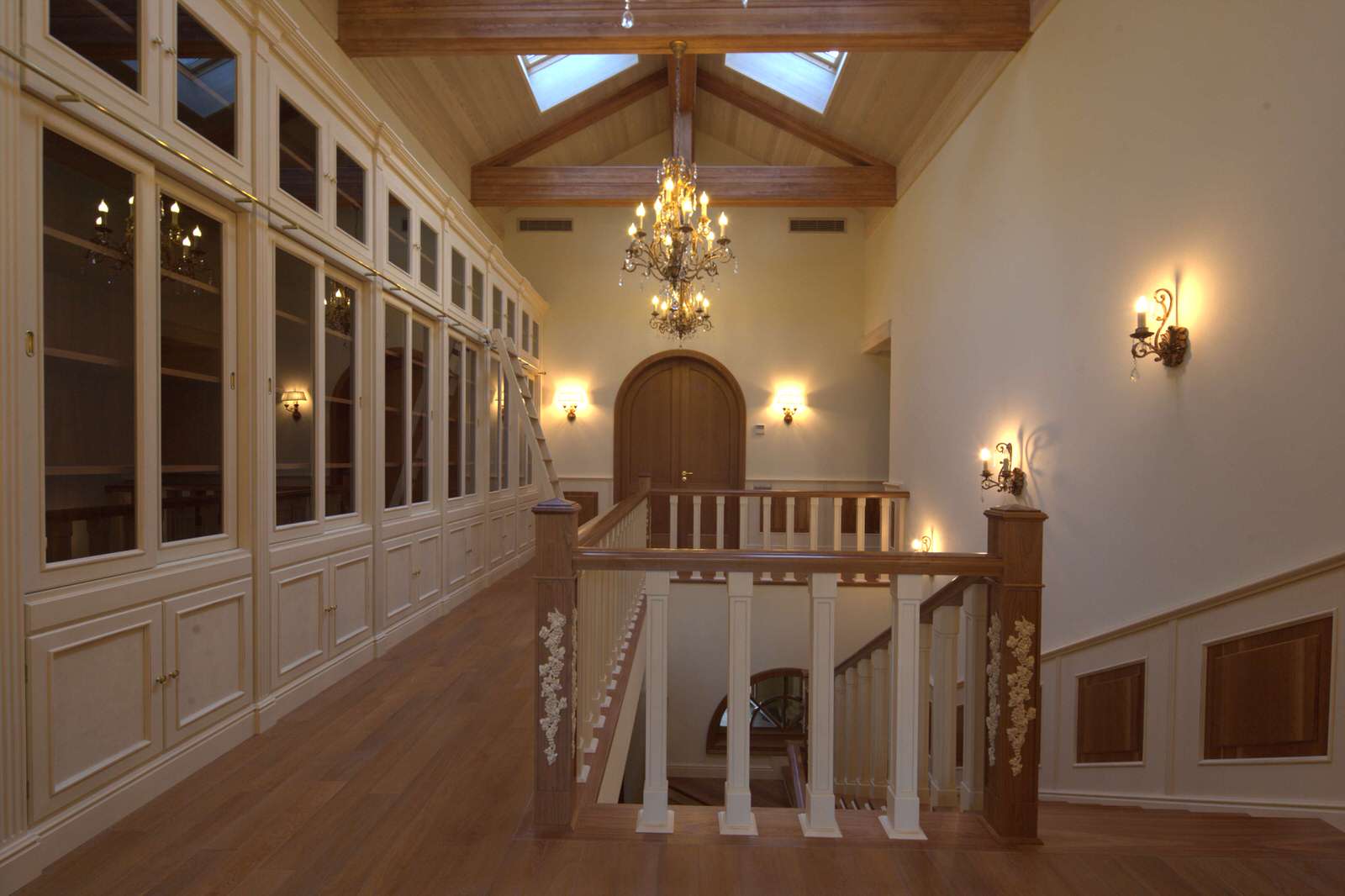 Обложка проекта: scala in ciliegio con libreria laccata patinata