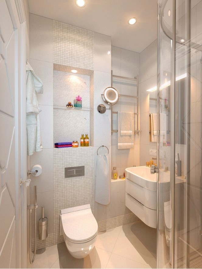 У Ростральных колонн