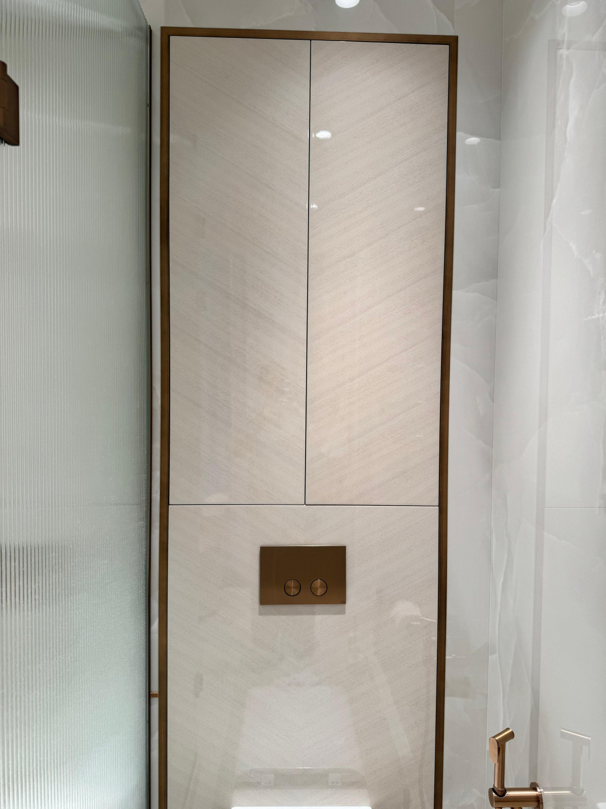 Шкаф над инсталляцией в ванную комнату