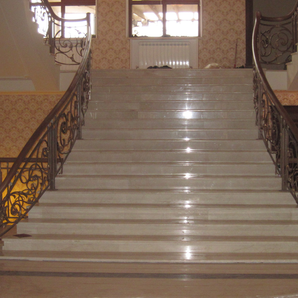 Деревянный гнутый поручень на кованые ограждения лестниц.