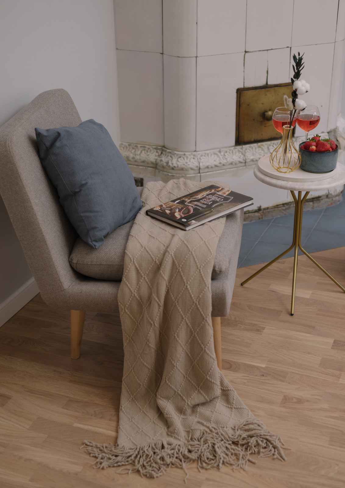 Реализация проекта в старом фонде СПб, квартира с камином.