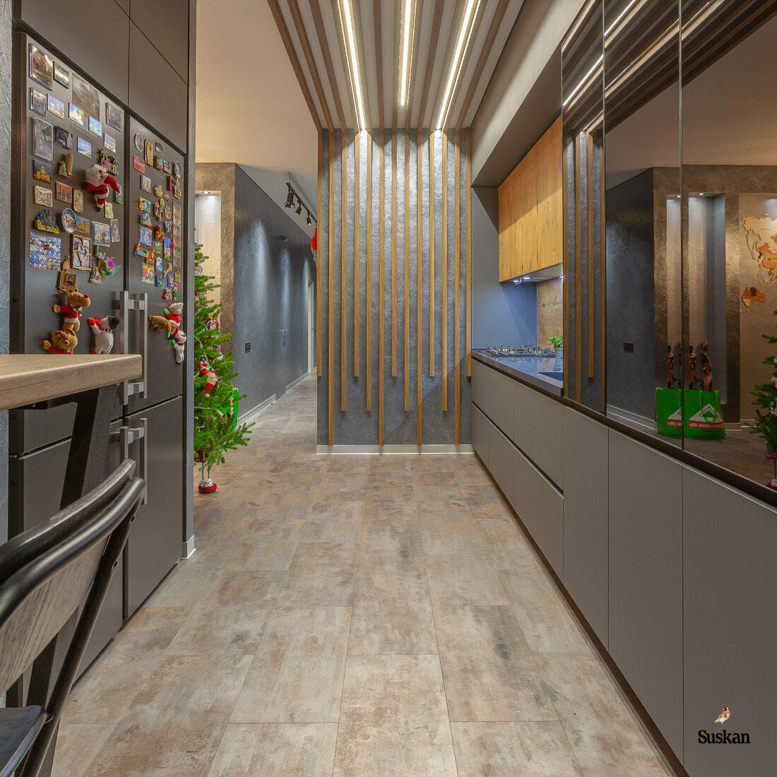 За стеклом пеналов спрятался котел, а слева 4-х камерный холодильник