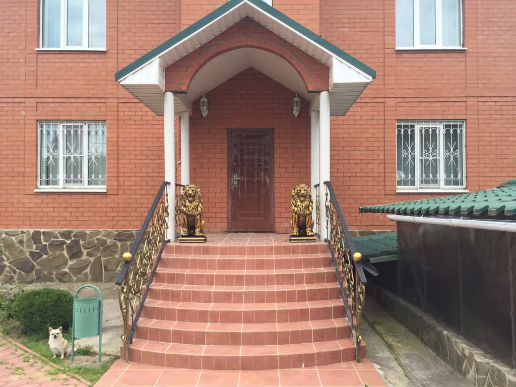 Обложка проекта: Скульптуры львов из бетона в золотом цвете в Щербинке