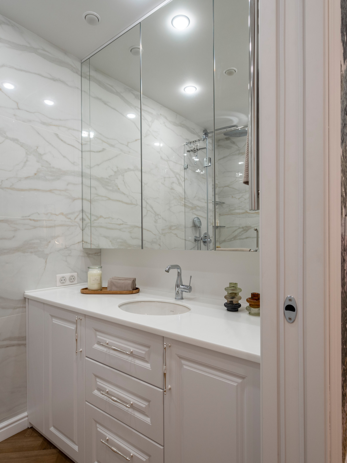 Обложка проекта: Меблировка санузла в неоклассическом стиле