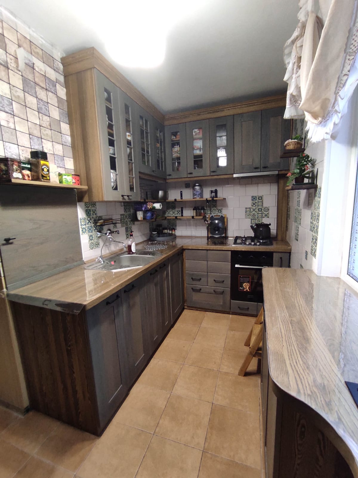 Обложка проекта: Кухня из массива лиственницы