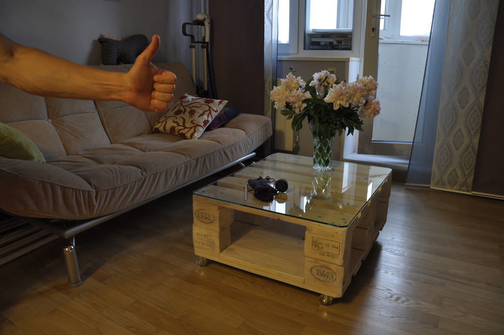 Журнальный столик на колесиках