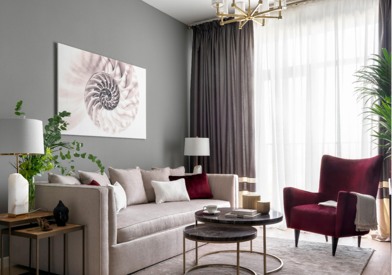 Серые стены и капля бургундского