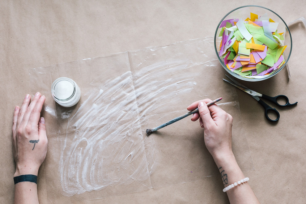 Своими руками: Новогодние силуэты из бумаги на окне