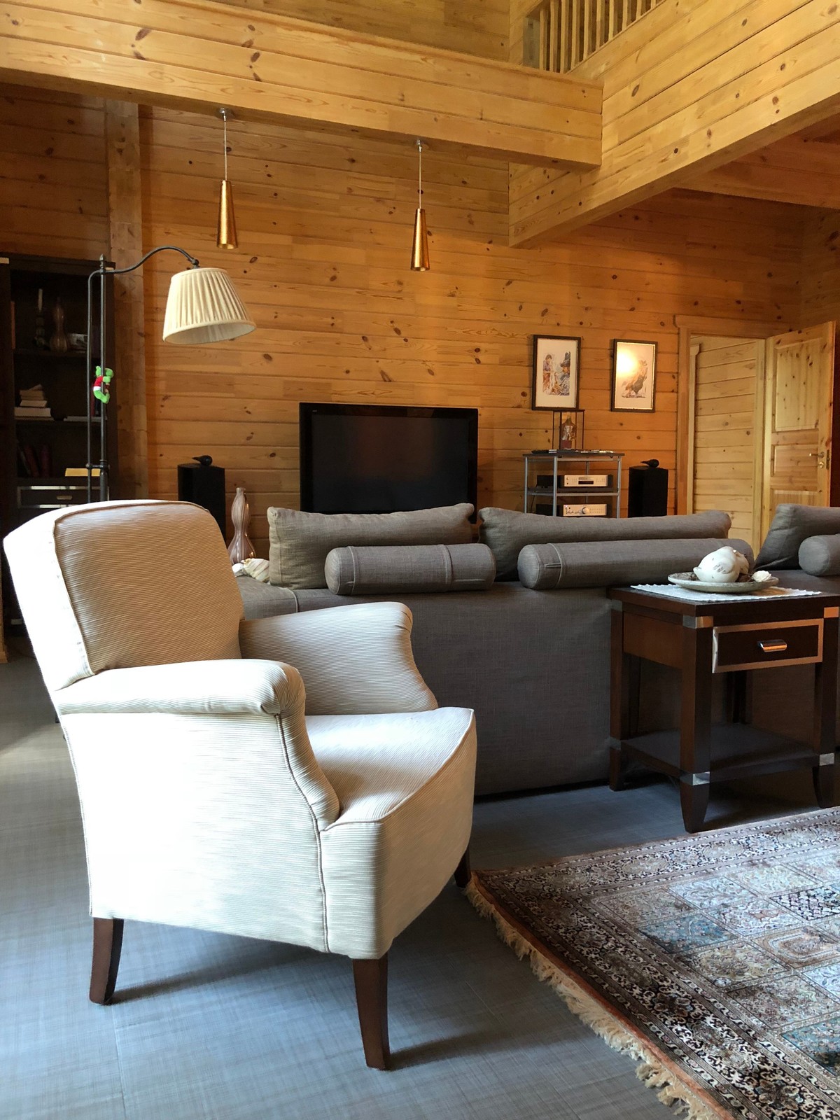 Современная классика в деревянном доме