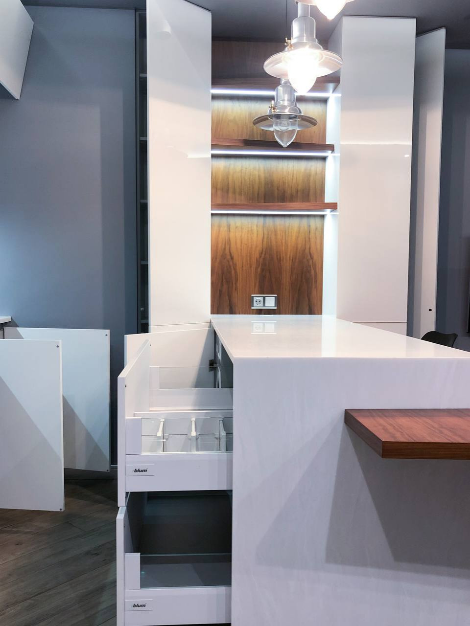 Белая островная кухня с акриловыми фасадами и шпоном в стиле минимализм.