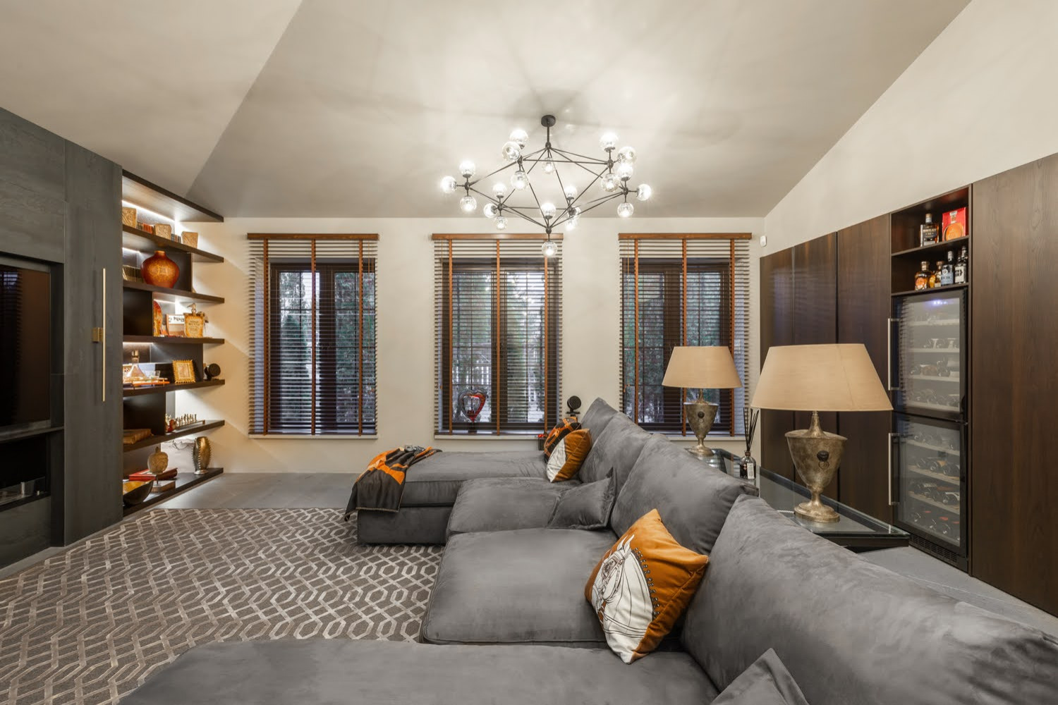 Современная гостиная в загородном доме