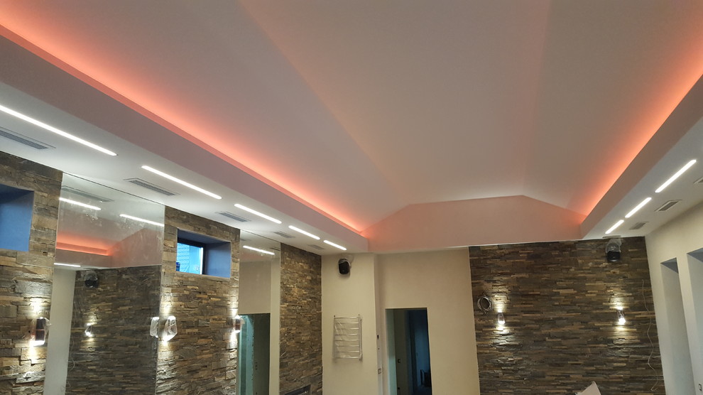 Мансардный натяжной потолок в бассейне частного дома