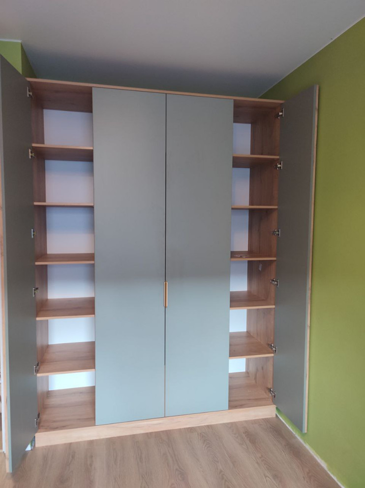 Распашные шкафы