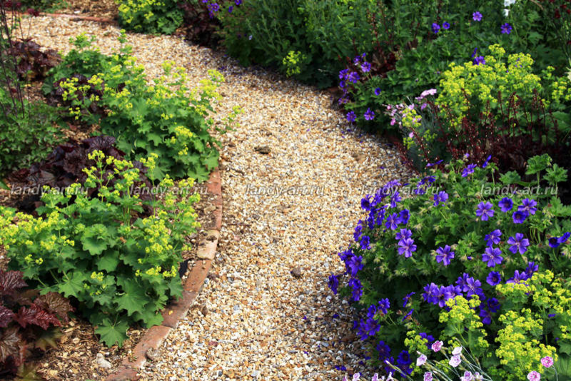 Использование сыпучих материалов в саду.